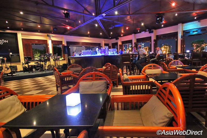 胡志明市的西贡屋顶酒吧在帆船酒店